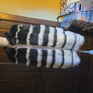 Xl faux fur vest, has 2 pockets has 2 belt loops if you want to wear a belt